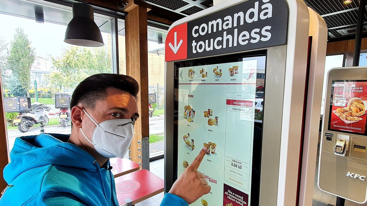 Prima comandă TOUCHLESS la KFC
