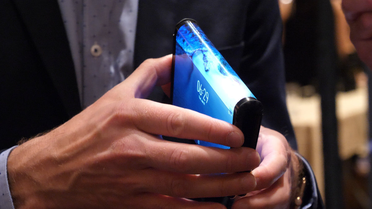 Telefonul cu ecran flexibil! - Royole FlexPai [HANDS-ON]