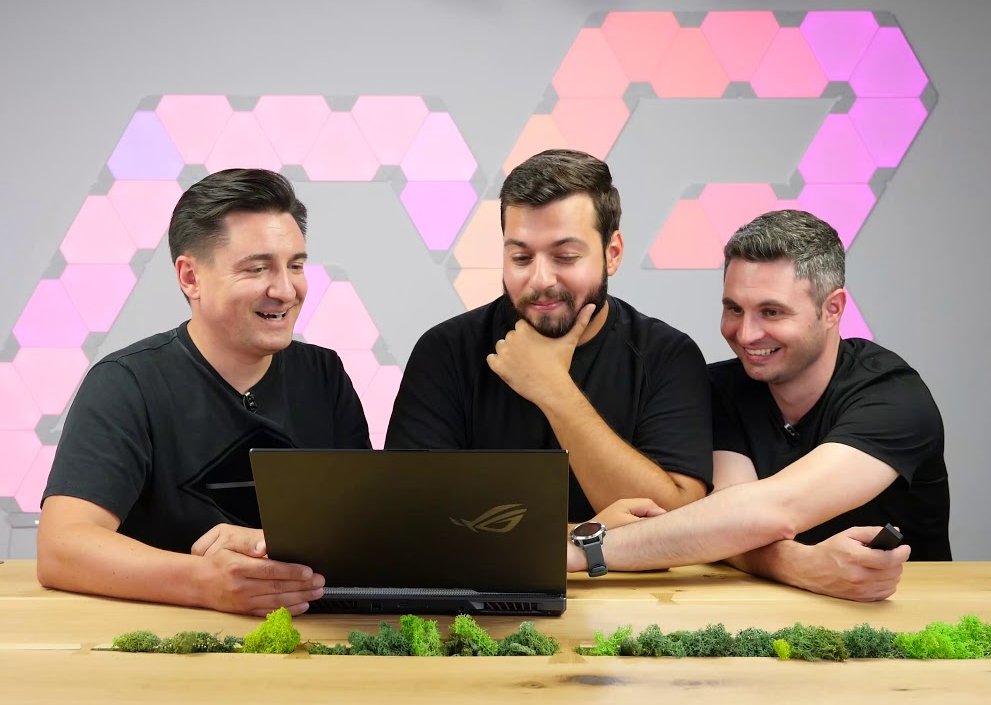 4 BĂIEȚI ȘI UN LAPTOP - ASUS ROG STRIX SCAR III G531