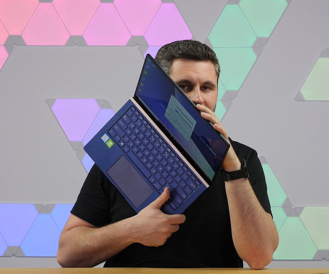 Laptop-ul cu ecran în loc de touchpad - ASUS Zenbook 14