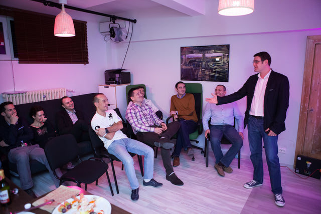 VIDEO: Cum umpli sufrageria de prieteni, imagine și culoare cu Philips Ambilight