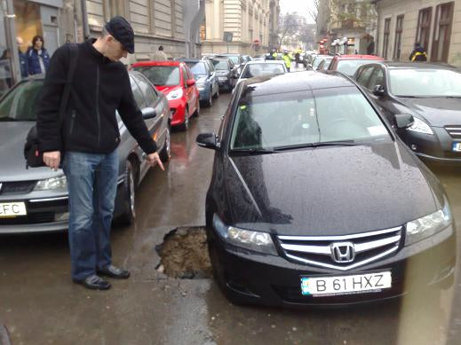 Cine ne sapă gropile, să cadă în ele!