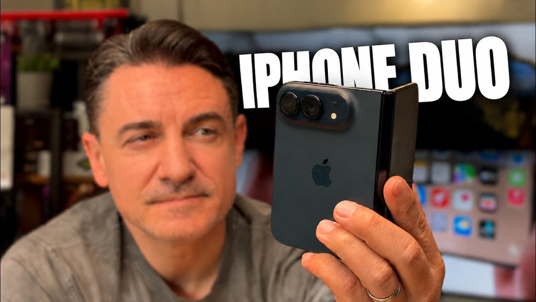 George Buhnici ține deschis iPhone Duo, primul iPhone pliabil, cu ecranul mare de 7,6 inch la vedere